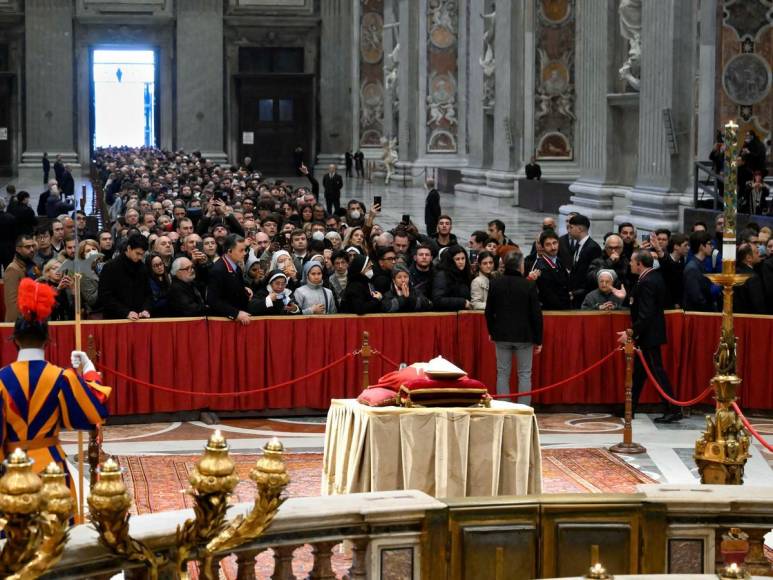 Sin cruz pastoral y con zapatos negros: Los símbolos que indican que Benedicto XVI no gobernaba