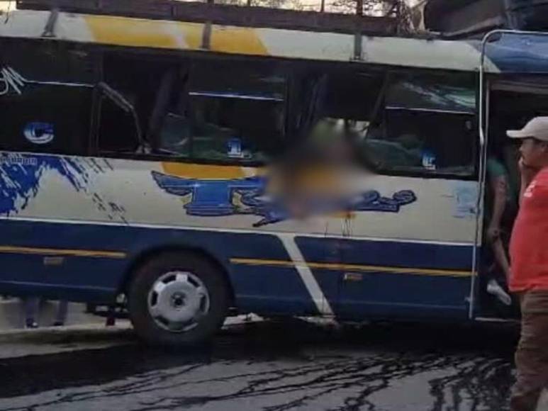 Al menos 16 muertos deja choque entre buses en San Juan de Opoa, Copán