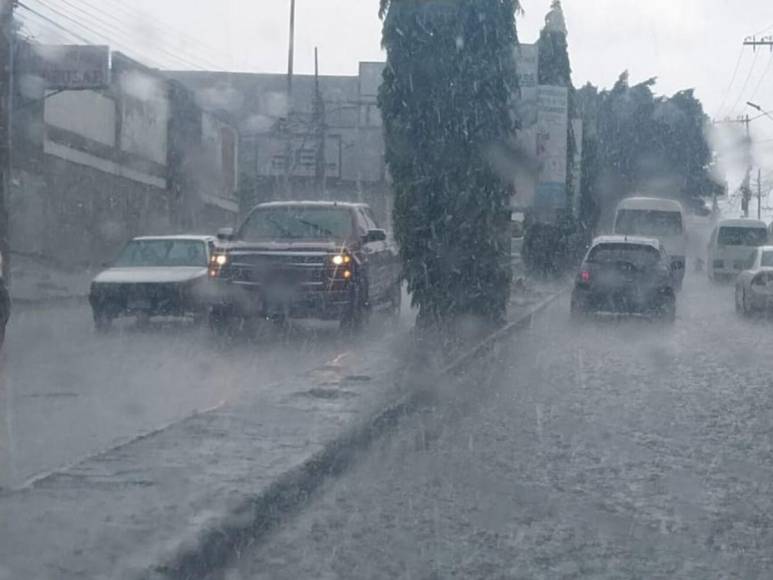 Fuertes lluvias provocan inundaciones en las calles de la capital