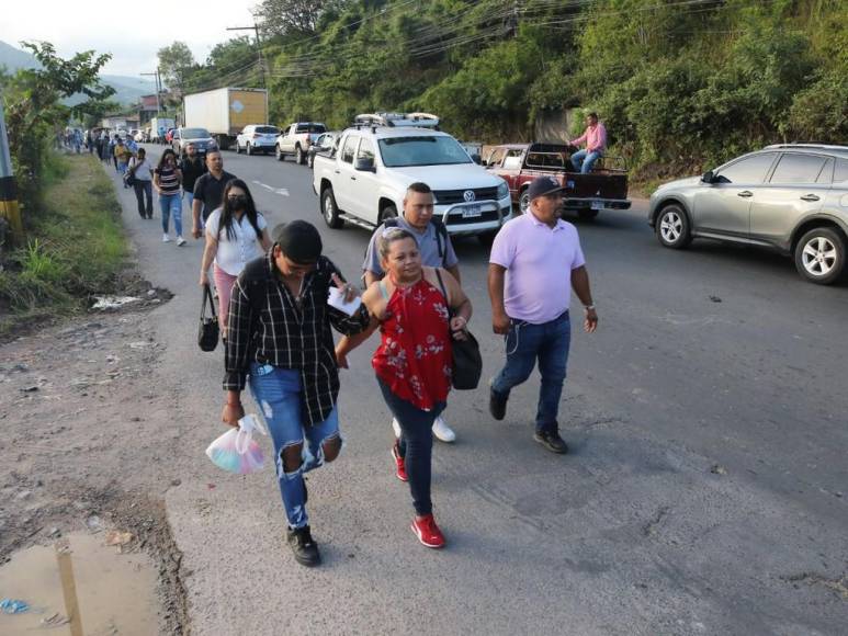 Cientos de capitalinos caminaron dos horas por toma en salida al sur de la capital