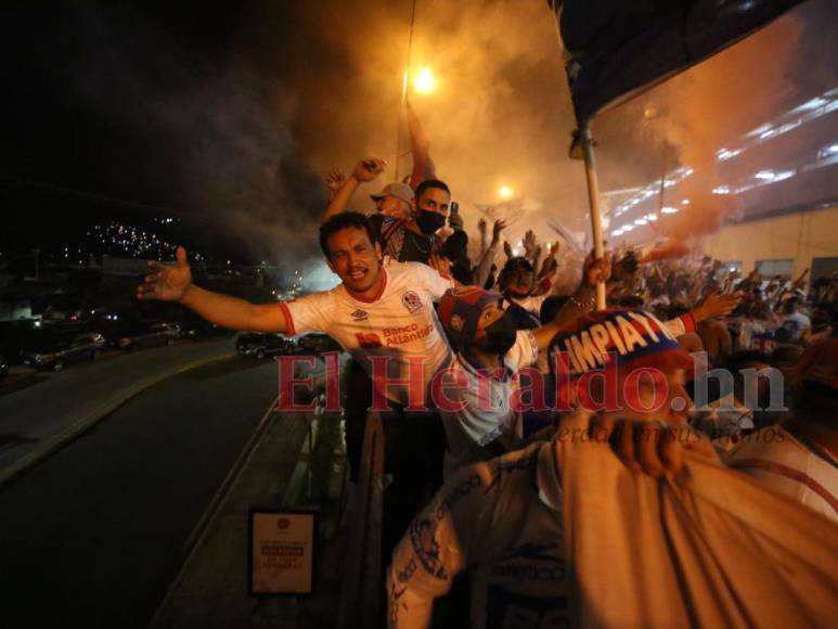 ¡Fiesta de tres colores! Así fue el carnaval de la Ultra Fiel previo al Olimpia vs Municipal