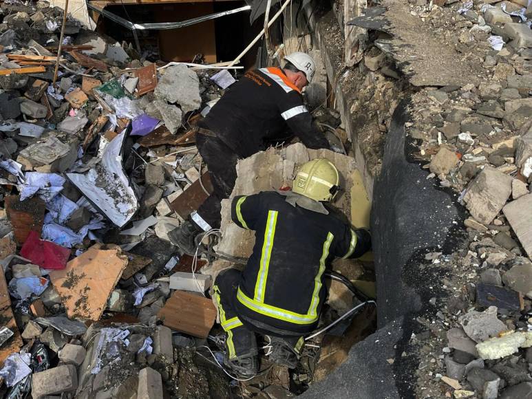 Escombros, evacuaciones forzadas y muertes: continúan los bombardeos en Ucrania