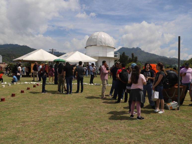 Gran afluencia de capitalinos a Observatorio Astronómico de UNAH por eclipse anular