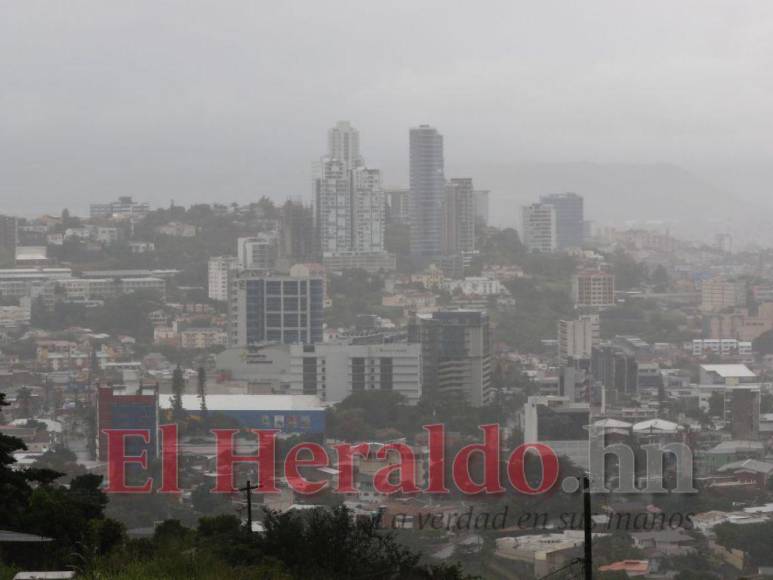 Se agudiza situación en la Guillén por fuertes lluvias producto de la tormenta Julia (Fotos)