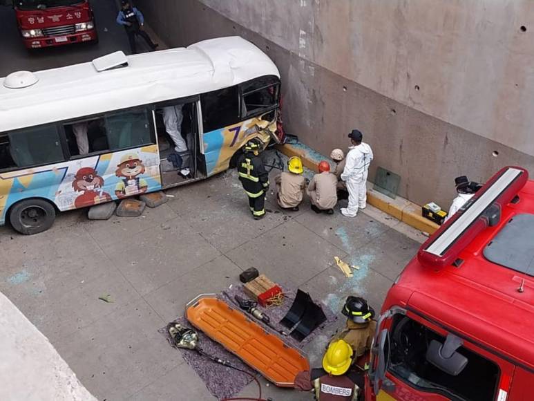 Llanto y dolor: familiares de la víctima del accidente de rapidito en el Bulevar Suyapa acuden a la escena