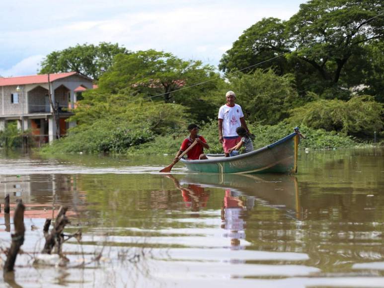 Rodeados de agua permanecen pobladores de Valle, tras paso de Pilar