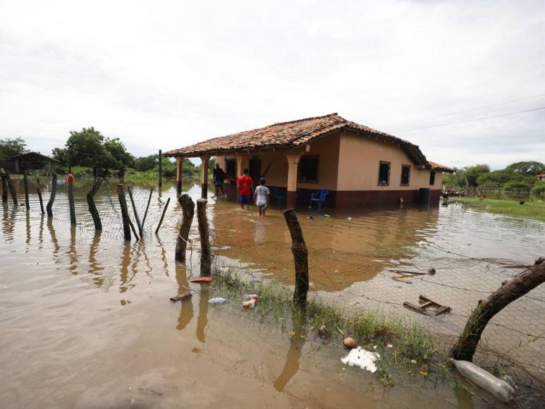 Rodeados de agua permanecen pobladores de Valle, tras paso de Pilar