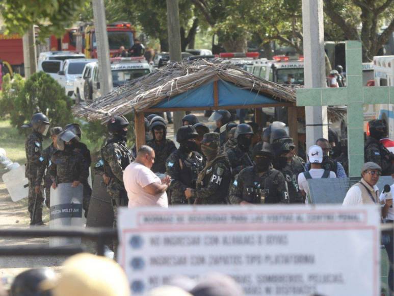 Hermetismo, angustia de familiares y fuerte resguardo militar: las imágenes que dejó la reyerta en cárcel de Comayagua