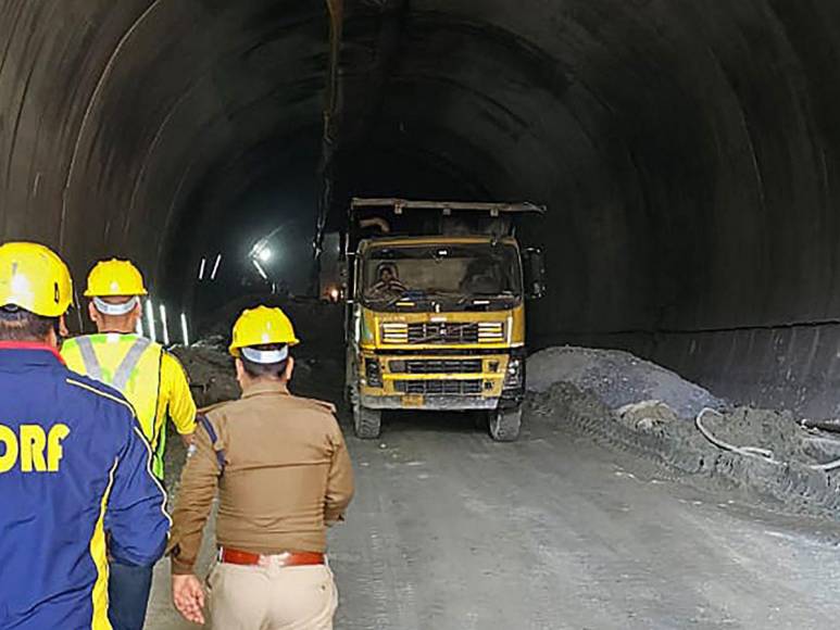 India: tercer día de rescate de 40 obreros atrapados en un túnel