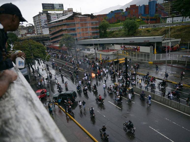 Policía venezolana reprime a manifestantes que protestan por supuesto fraude