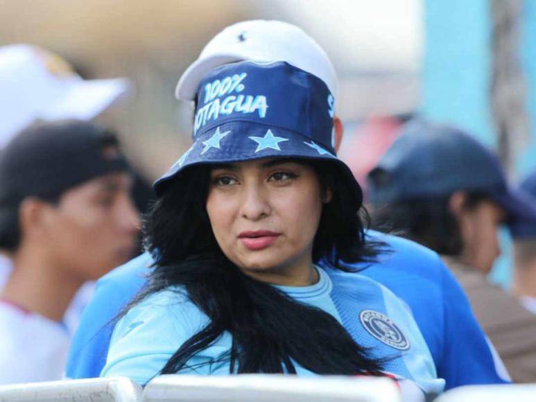 Hermosas chicas roban miradas en la final de ida Motagua-Olimpia