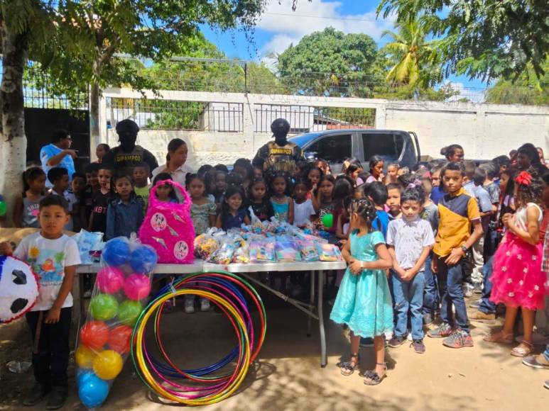 Policía Nacional le celebra el Día del Niño a menores que recolectan basura