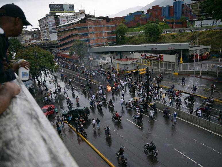 Cacerolazos, gritos y pancartas de fraude: protestas contra triunfo de Maduro en Venezuela