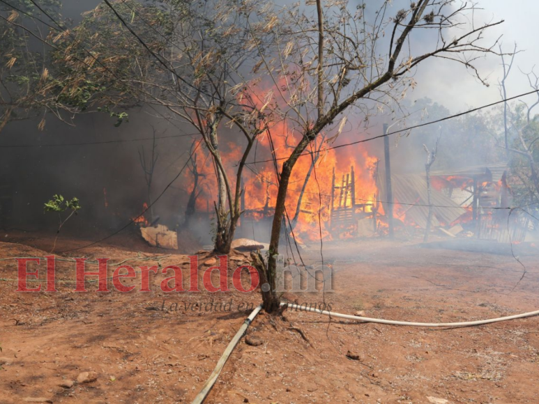 Las impactantes imágenes que dejó incendio de vivienda en Tegucigalpa