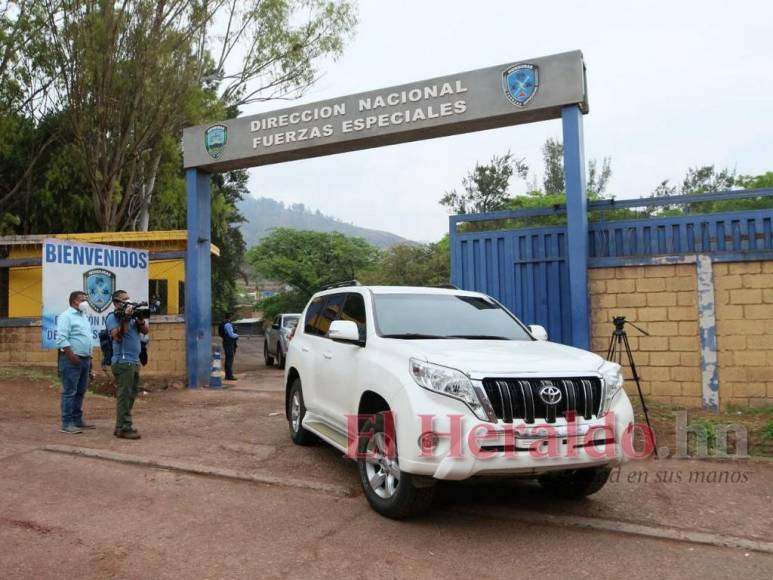 Familia de expresidente Hernández llega a los Cobras, en la que sería su última visita (Fotos)