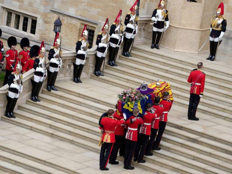 Buses compartidos y vuelos comerciales: Así fue el plan para los invitados al funeral de la reina Isabel II