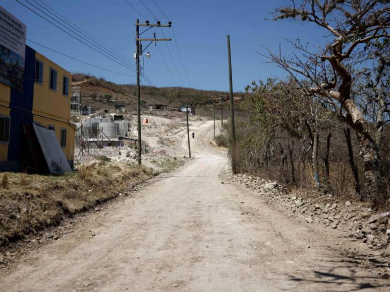 Fotos: Raspan la calle de alivio de la carretera al sur de la capital