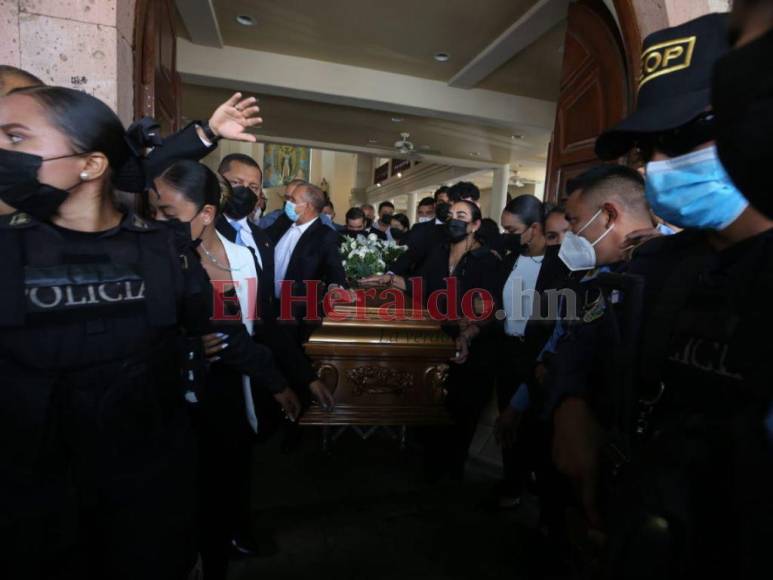 Tras misa, una caravana traslada cuerpo de Said Lobo a cementerio de El Chimbo (Fotos)