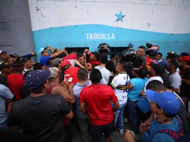 Empujones, gritos y desorden: caos genera compra de boletos para final Olimpia contra Olancho FC en el Estadio Nacional