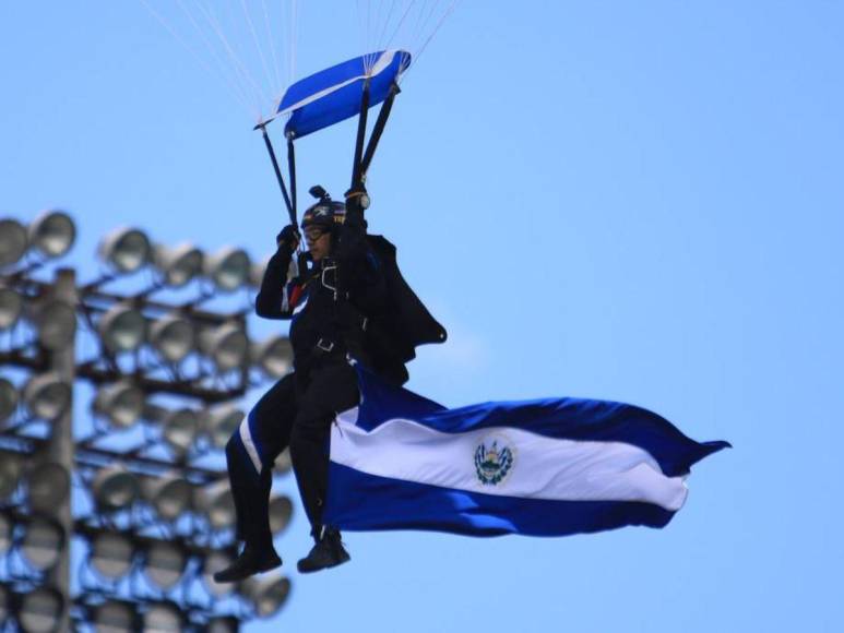 ¡Impresionante! Así surcaron el cielo hondureño los paracaidistas en los desfiles patrios