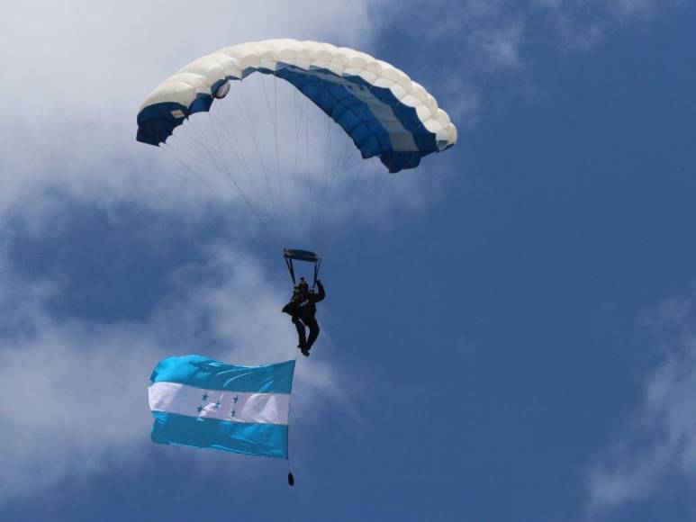 Tiene 63 años y ha saltado más de cinco mil veces: el paracaidista que llevó la Bandera de Honduras este 2023 en los desfiles