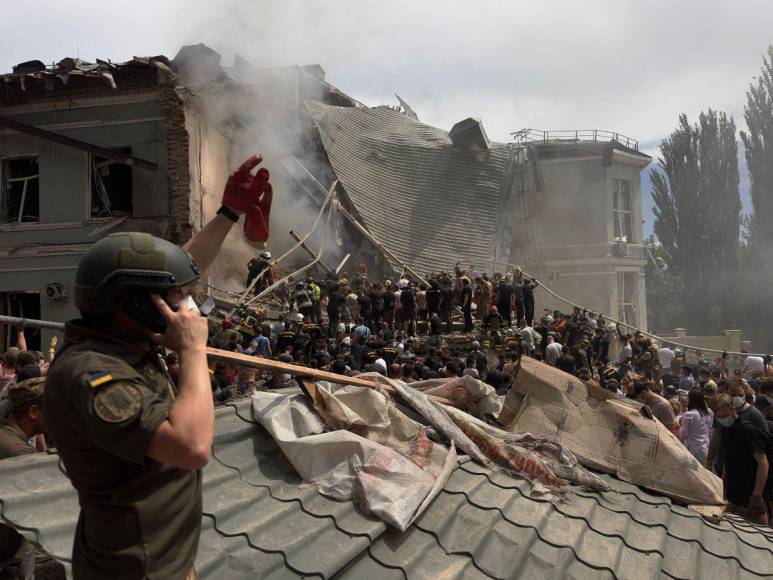 Las fotos más impactantes del bombardeo ruso al Hospital de niños en Kiev, Ucrania