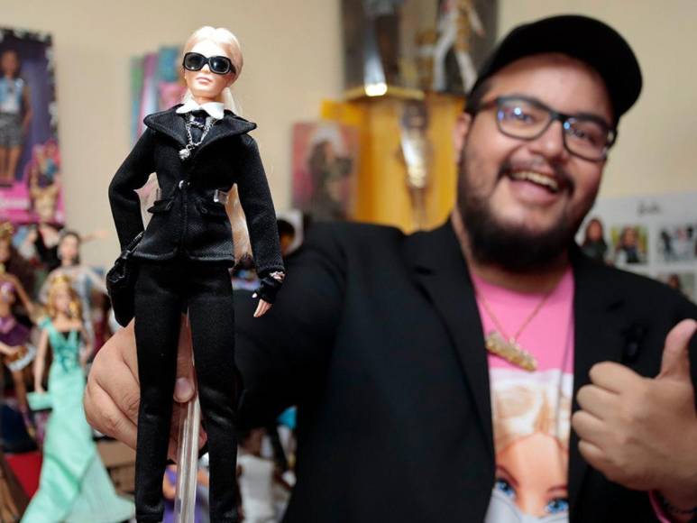 Del quirófano al mundo de Barbie: La sorprendente colección de más de 200 muñecas de cirujano mexicano