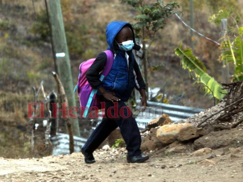 Con una dosis pediátrica contra el covid y tapabocas regresan los niños a las escuelas (Fotos)