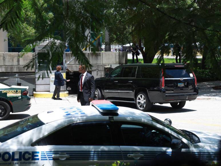 En caravana y sin ser captado por las cámaras llegó Trump a la corte de Miami