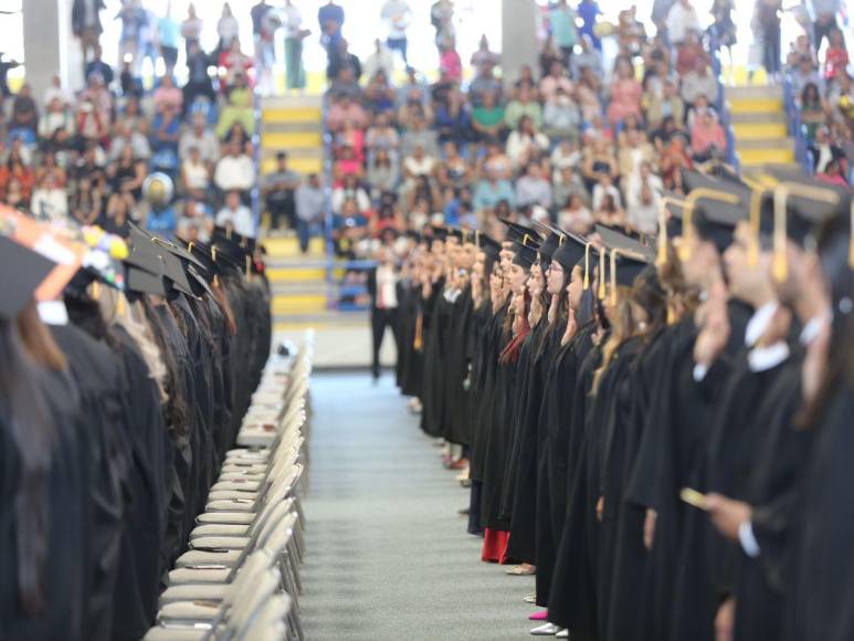 ¡Felicidades! La UNAH presenta más de 1,600 profesionales en las primeras graduaciones del año