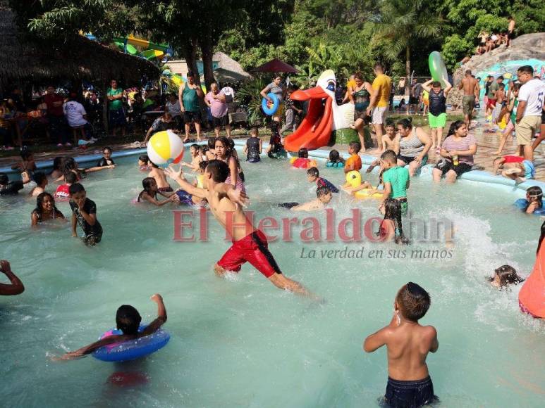 Belleza, balnearios abarrotados y diversión: Así disfrutan del verano los capitalinos