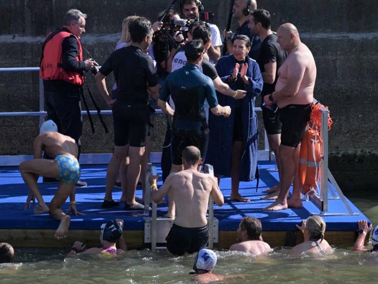 Anne Hidalgo, alcaldesa de París, nada en Río Sena para confirmar descontaminación