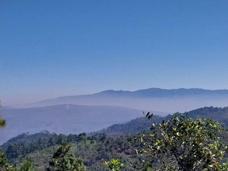 Humo y bruma de incendios forestales contaminan los cielos de la ciudad capital