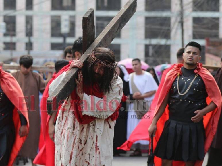 Las impresionantes imágenes del Vía Crucis de la iglesia El Calvario de Comayagüela