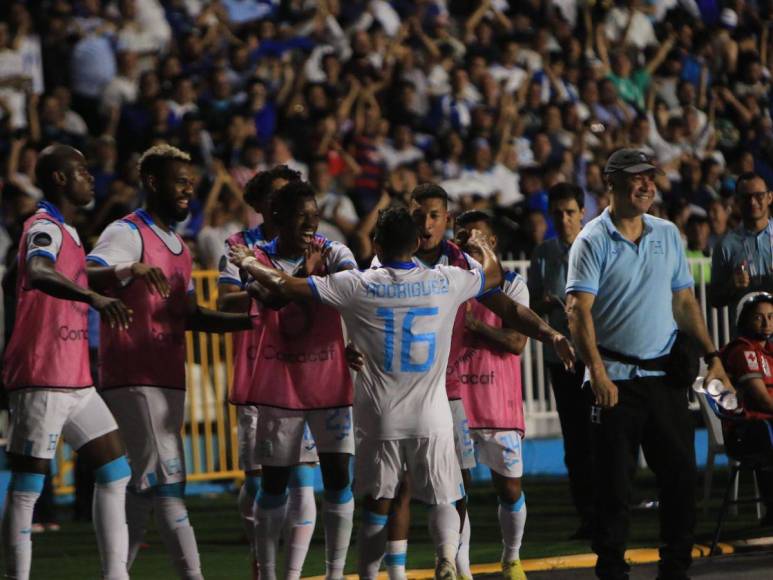 Ovaciones, los consejos de Rueda a Ruiz, ola de celebraciones y todo lo que no se vio en la goleada de Honduras ante Granada