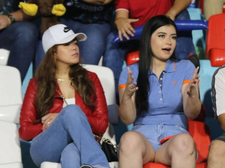 Las bellas aficionadas que roban suspiros previo al clásico Olimpia vs Motagua