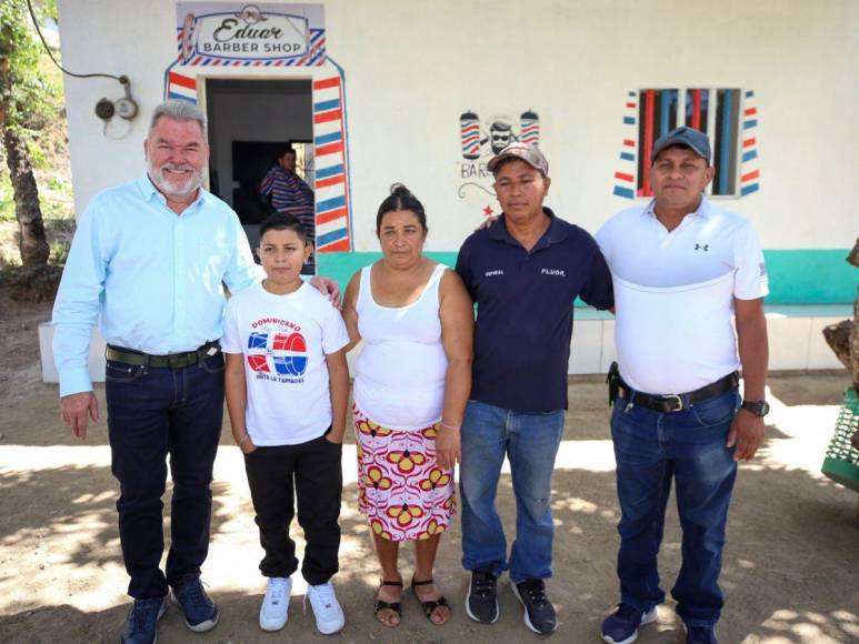 Juguetes, útiles y materiales para su negocio: Roberto Contreras sorprende con donación a Eduardo Espinal, niño barbero en Comayagua