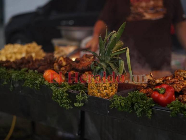 Alphonso Davies y las carnitas asadas enloquecen a la afición: así se vive el Honduras-Canadá