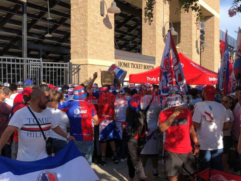 Carnaval blanco, leyenda invitada y ambientazo: Así se vivió el inicio de pretemporada de Olimpia en EEUU