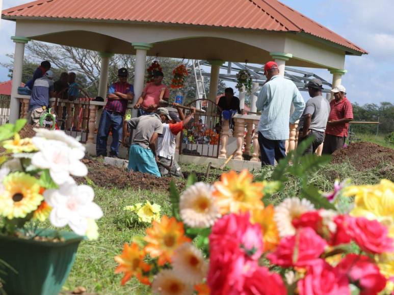 Así fue el sepelio de maestra y su nieto, víctimas de accidente en carretera a Olancho