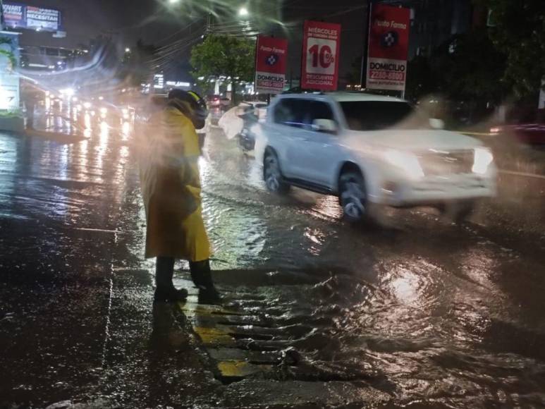 Pasajeros atrapados y derrumbes: estragos de tormenta Pilar en el DC