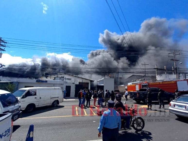 Pérdidas millonarias y estructuras colapsadas deja voraz incendio en la capital de Honduras