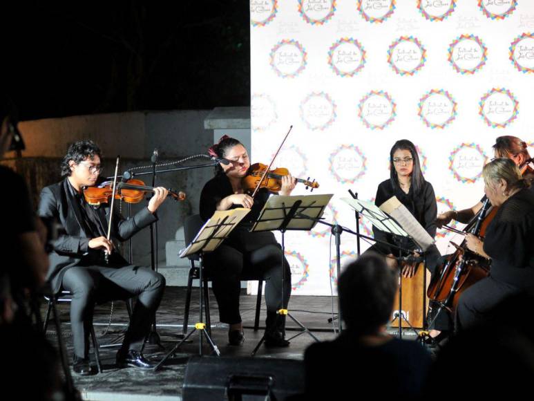 Así fue el inicio del Festival de Los Confines, un tributo a la poesía