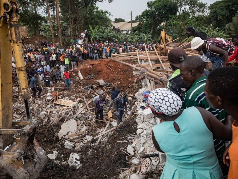 Terror y desesperación en derrumbe de vertedero en Uganda