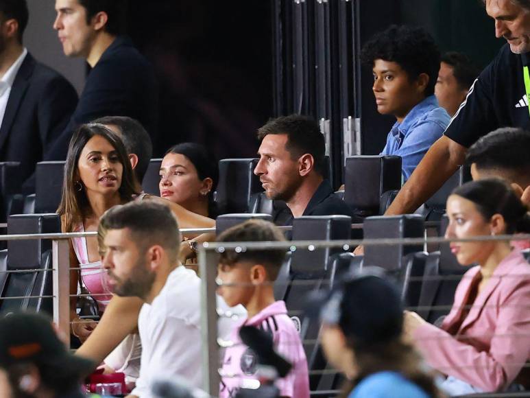El sufrimiento de Messi en la grada durante la derrota del Inter ante el Houston Dynamo