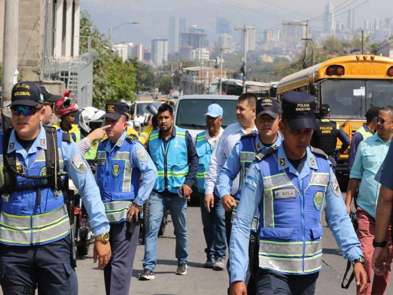 Inician decomiso de vehículos invasores en la salida a Danlí