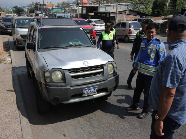 Inician decomiso de vehículos invasores en la salida a Danlí