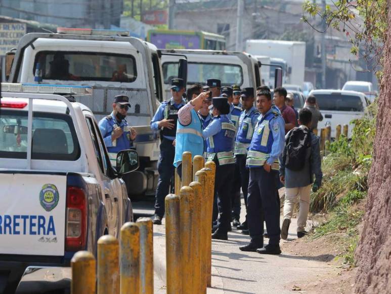 Inician decomiso de vehículos invasores en la salida a Danlí