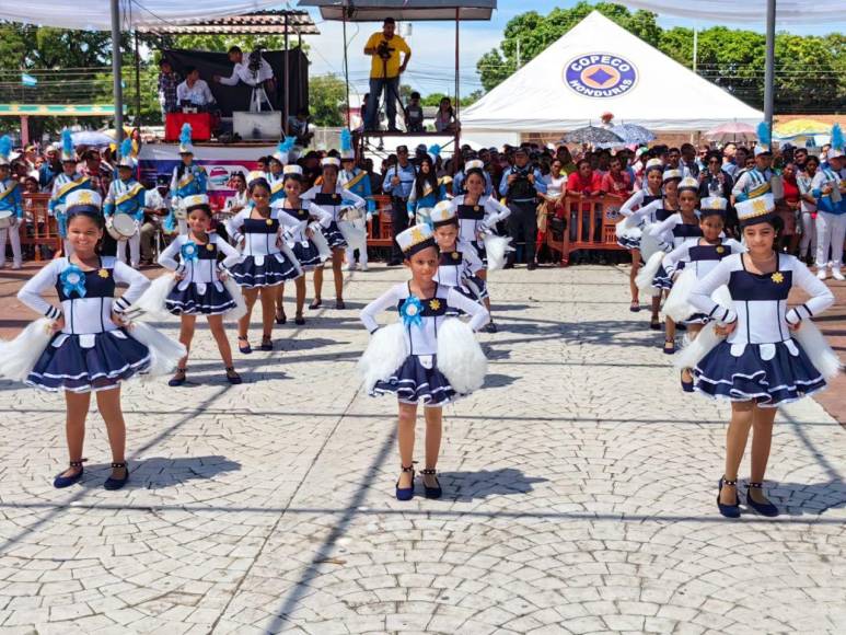 Hermosas palillonas engalanan los desfiles patrios en Choluteca