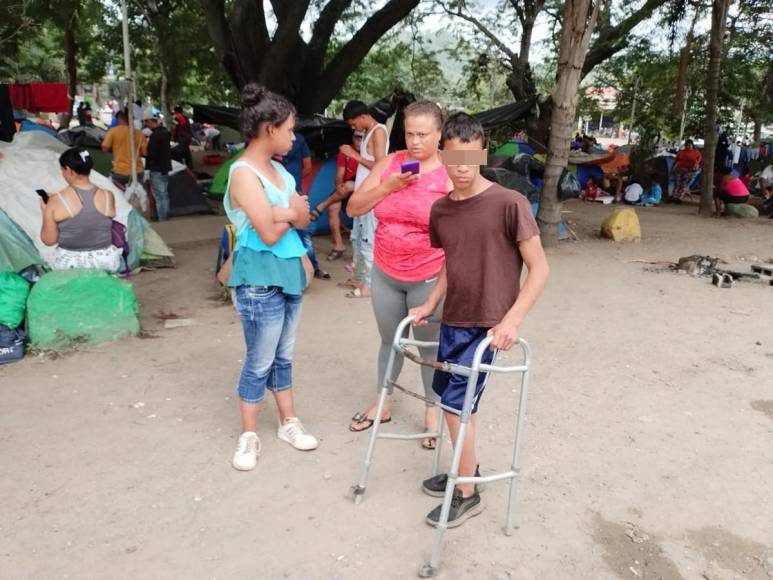 Decenas de niños forman parte de la amarga historia de familias migrantes varadas en Danlí